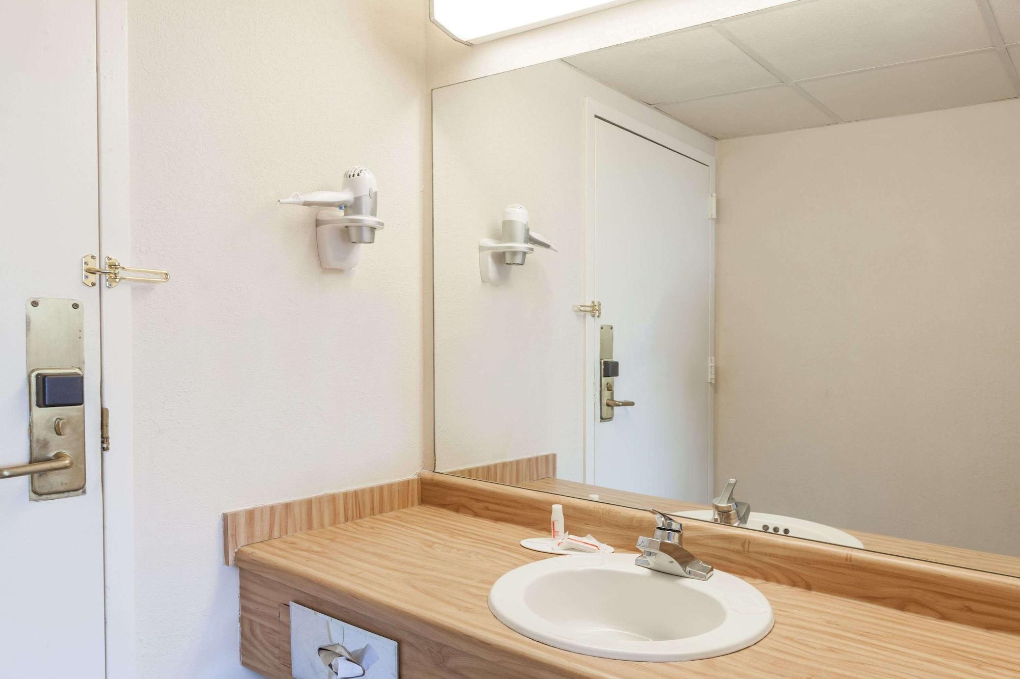 Days Inn Syracuse Източна Сиракуза Екстериор снимка